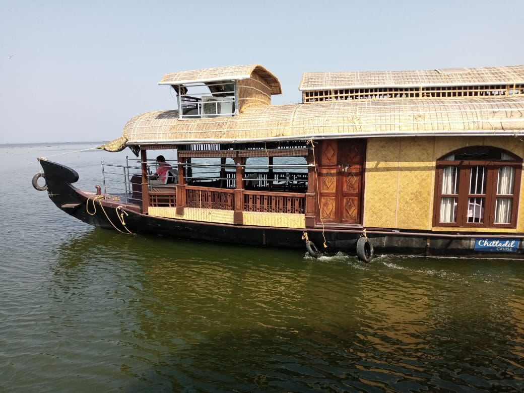 One bedroom houseboat with upper deck