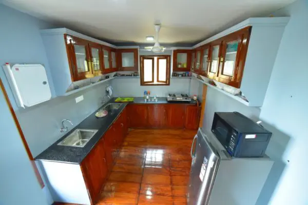 2 Bedroom Luxury Houseboat - Image 2