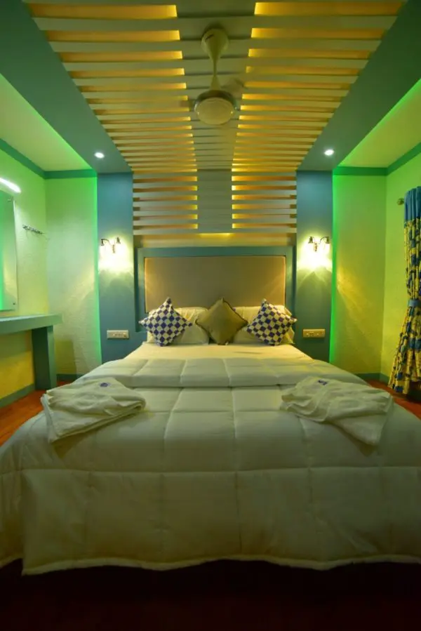 2 Bedroom Luxury Houseboat - Image 4