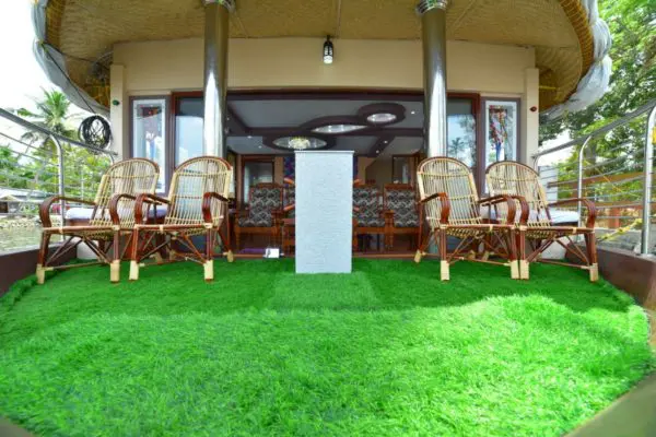 2 Bedroom Luxury Houseboat - Image 5