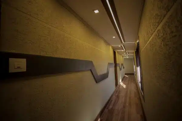 6 Bedroom Deluxe Houseboat - Image 2