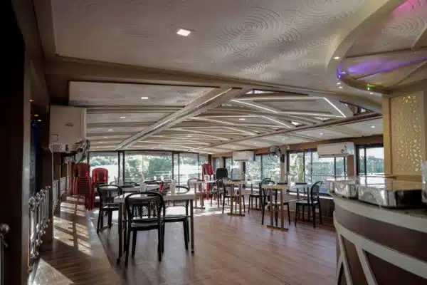 6 Bedroom Deluxe Houseboat - Image 3
