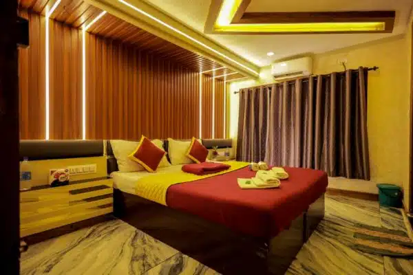 6 Bedroom Deluxe Houseboat - Image 4