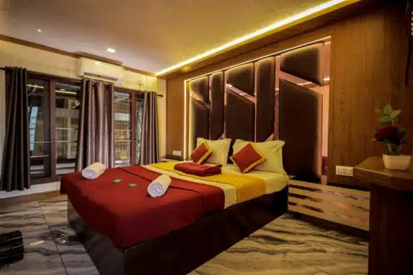 6 Bedroom Deluxe Houseboat - Image 5