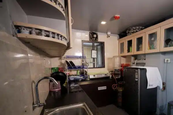 6 Bedroom Deluxe Houseboat - Image 6