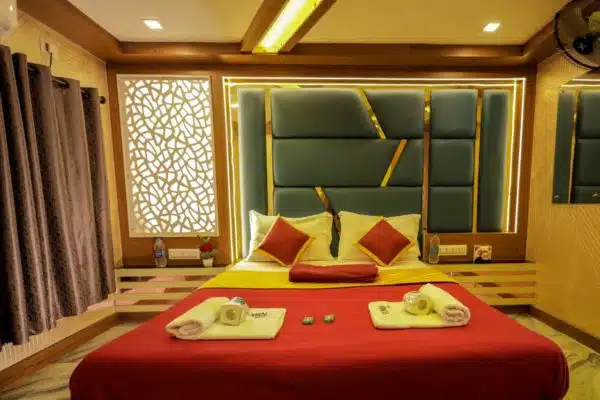 6 Bedroom Deluxe Houseboat - Image 7