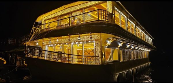 7 bedroom houseboat